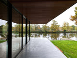 Moderne woning in Hilversum met grote glazen gevels-KELLER minimal windows® by Kumasol-aluminium kozijnen,binnen buiten verbinding,Exterieur,Glasspecialist,glazen gevel,luxe woning,moderne villa hilversum,open leefruimte,strakke architectuur,veel daglicht,villa aan het water-Moderne woning Hilversum met glazen gevel | KELLER-OBLY