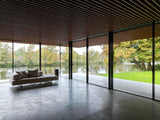Moderne woning in Hilversum met grote glazen gevels-KELLER minimal windows® by Kumasol-aluminium kozijnen,binnen buiten verbinding,Exterieur,Glasspecialist,glazen gevel,luxe woning,moderne villa hilversum,open leefruimte,strakke architectuur,veel daglicht,villa aan het water-Moderne woning Hilversum met glazen gevel | KELLER-OBLY