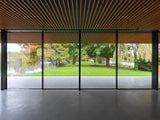 Moderne woning in Hilversum met grote glazen gevels-KELLER minimal windows® by Kumasol-aluminium kozijnen,binnen buiten verbinding,Exterieur,Glasspecialist,glazen gevel,luxe woning,moderne villa hilversum,open leefruimte,strakke architectuur,veel daglicht,villa aan het water-Moderne woning Hilversum met glazen gevel | KELLER-OBLY