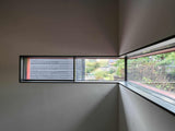 Moderne woning in Hilversum met grote glazen gevels-KELLER minimal windows® by Kumasol-aluminium kozijnen,binnen buiten verbinding,Exterieur,Glasspecialist,glazen gevel,luxe woning,moderne villa hilversum,open leefruimte,strakke architectuur,veel daglicht,villa aan het water-Moderne woning Hilversum met glazen gevel | KELLER-OBLY