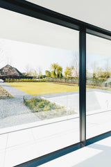 Moderne woning in Yerseke met glazen gevel en slanke kozijnen-KELLER minimal windows® by Kumasol-aluminium kozijnen,binnen buiten verbinding,Exterieur,glazen gevel,luxe woning,minimalistisch design,moderne villa,open leefruimte-Moderne woning Yerseke met glazen gevel | KELLER-OBLY