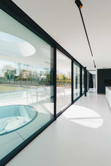 Moderne woning in Yerseke met glazen gevel en slanke kozijnen-KELLER minimal windows® by Kumasol-aluminium kozijnen,binnen buiten verbinding,Exterieur,glazen gevel,luxe woning,minimalistisch design,moderne villa,open leefruimte-Moderne woning Yerseke met glazen gevel | KELLER-OBLY