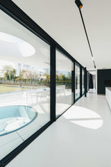 Moderne woning in Yerseke met glazen gevel en slanke kozijnen-KELLER minimal windows® by Kumasol-aluminium kozijnen,binnen buiten verbinding,Exterieur,glazen gevel,luxe woning,minimalistisch design,moderne villa,open leefruimte-Moderne woning Yerseke met glazen gevel | KELLER-OBLY