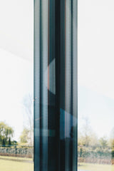 Moderne woning in Yerseke met glazen gevel en slanke kozijnen-KELLER minimal windows® by Kumasol-aluminium kozijnen,binnen buiten verbinding,Exterieur,glazen gevel,luxe woning,minimalistisch design,moderne villa,open leefruimte-Moderne woning Yerseke met glazen gevel | KELLER-OBLY