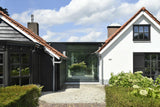 Moderne woning in Zundert met grote glazen schuifpui-KELLER minimal windows® by Kumasol-aluminium kozijnen,Exterieur,glazen schuifpui,moderne architectuur,moderne villa,nieuwbouwwoning,open leefruimte,strakke woning,veel daglicht-Moderne woning Zundert met glazen schuifpui | KELLER-OBLY