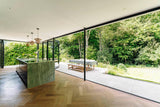 Moderne woning met glazen vouwwand-Solarlux Nederland BV-aluminium vouwwand,glazen vouwwand,moderne woning,open leefruimte,vouwwand terras-Moderne woning met glazen vouwwand naar terras-OBLY