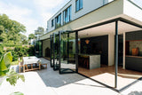 Moderne woning met glazen vouwwand-Solarlux Nederland BV-aluminium vouwwand,glazen vouwwand,moderne woning,open leefruimte,vouwwand terras-Moderne woning met glazen vouwwand naar terras-OBLY