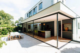 Moderne woning met glazen vouwwand-Solarlux Nederland BV-aluminium vouwwand,glazen vouwwand,moderne woning,open leefruimte,vouwwand terras-Moderne woning met glazen vouwwand naar terras-OBLY