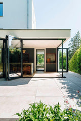 Moderne woning met glazen vouwwand-Solarlux Nederland BV-aluminium vouwwand,glazen vouwwand,moderne woning,open leefruimte,vouwwand terras-Moderne woning met glazen vouwwand naar terras-OBLY