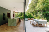 Moderne woning met glazen vouwwand-Solarlux Nederland BV-aluminium vouwwand,glazen vouwwand,moderne woning,open leefruimte,vouwwand terras-Moderne woning met glazen vouwwand naar terras-OBLY