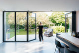 Moderne woning met grote schuifpui-Solarlux Nederland BV-grote schuifpui,moderne uitbouw,moderne woning,open leefruimte,schuifpui tuin-Moderne woning met grote schuifpui naar de tuin-OBLY
