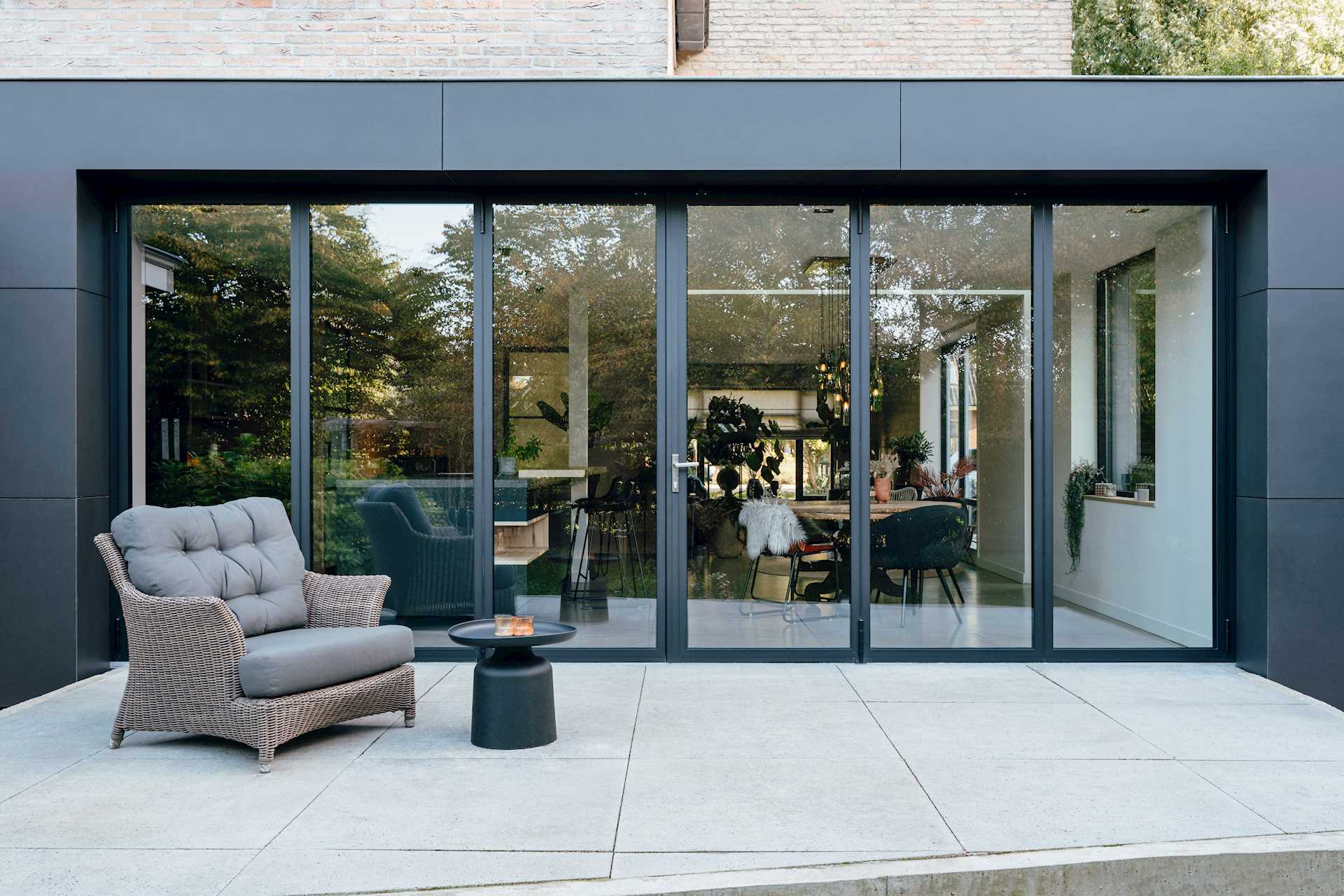 Moderne woning met grote schuifpui-Solarlux Nederland BV-grote schuifpui,moderne uitbouw,moderne woning,open leefruimte,schuifpui tuin-Moderne woning met grote schuifpui naar de tuin-OBLY