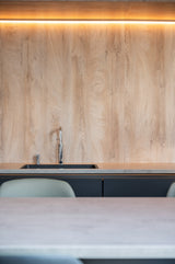Moderne zwarte keuken met houtaccent en kookeiland-Iemms keukens & interieur-design keuken,keuken met bar,keuken met houtaccenten,luxe keuken,moderne keuken,zwarte keuken-OBLY
