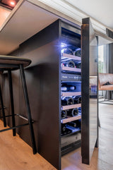 Moderne zwarte keuken met houtaccent en kookeiland-Iemms keukens & interieur-design keuken,keuken met bar,keuken met houtaccenten,luxe keuken,moderne keuken,zwarte keuken-OBLY