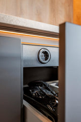 Moderne zwarte keuken met houtaccent en kookeiland-Iemms keukens & interieur-design keuken,keuken met bar,keuken met houtaccenten,luxe keuken,moderne keuken,zwarte keuken-OBLY