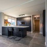Moderne zwarte keuken met kookeiland-Witteveen interieur architecten-design keuken,Keuken,luxe keuken,maatwerk keuken,moderne woonkeuken,zwarte keuken-Moderne Zwarte Keuken met Kookeiland op Maat-OBLY
