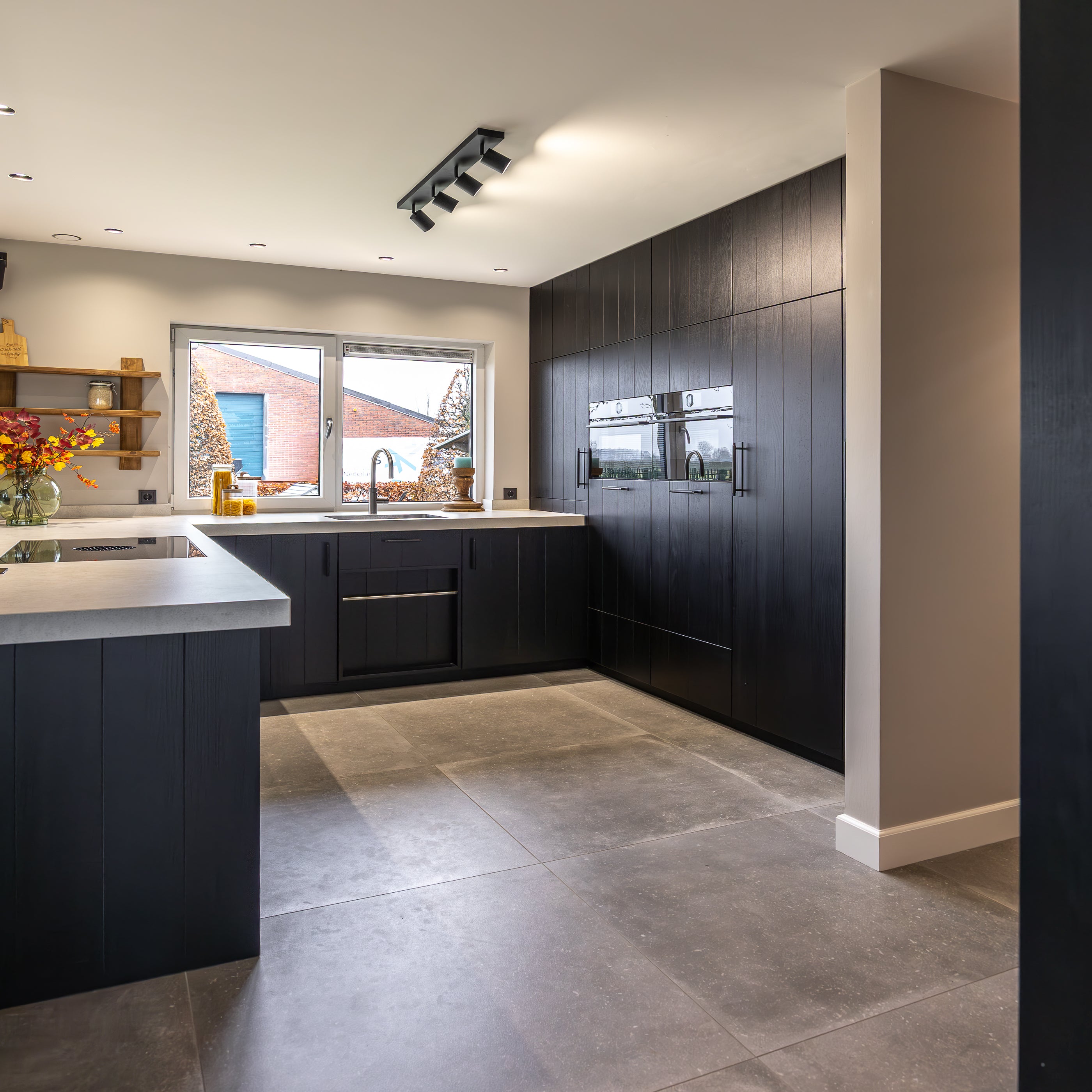 Moderne zwarte keuken met kookeiland-Witteveen interieur architecten-design keuken,Keuken,luxe keuken,maatwerk keuken,moderne woonkeuken,zwarte keuken-Moderne Zwarte Keuken met Kookeiland op Maat-OBLY