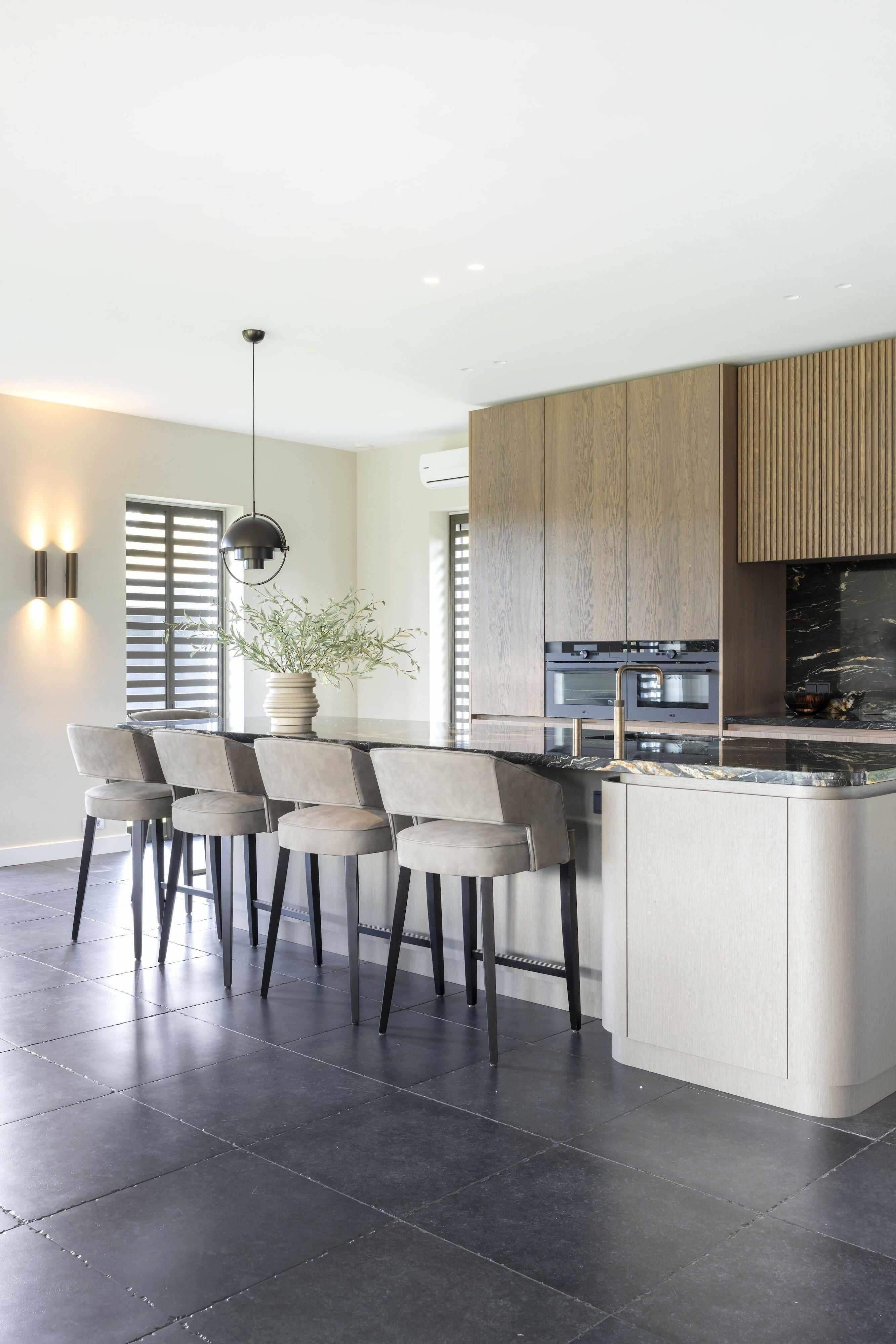 Modernisering van een Vrijstaande Woning-JUDITH INTERIOR DESIGN STUDIO-Eigentijds wonen,Interieur inspiratie,Keuken,Maatwerk interieur,Modernisering woning,Walnoot keuken-Modernisering van een Vrijstaande Woning-OBLY