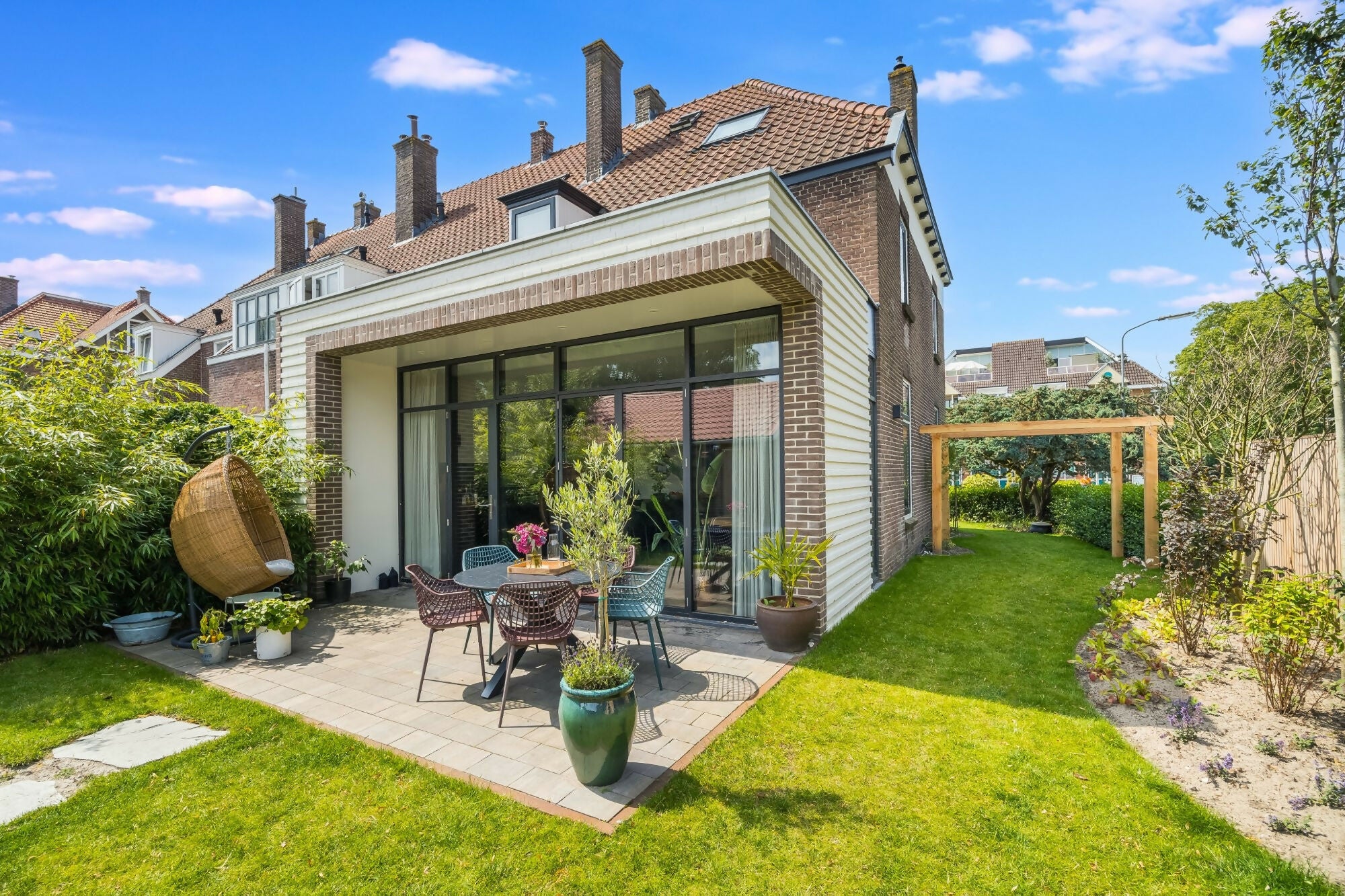 Monument met wit metselwerk in de aanbouw-JAREN 30 ARCHITECT-Aanbouw,Eetkamer,Exterieur,Keuken,Slaapkamer-OBLY