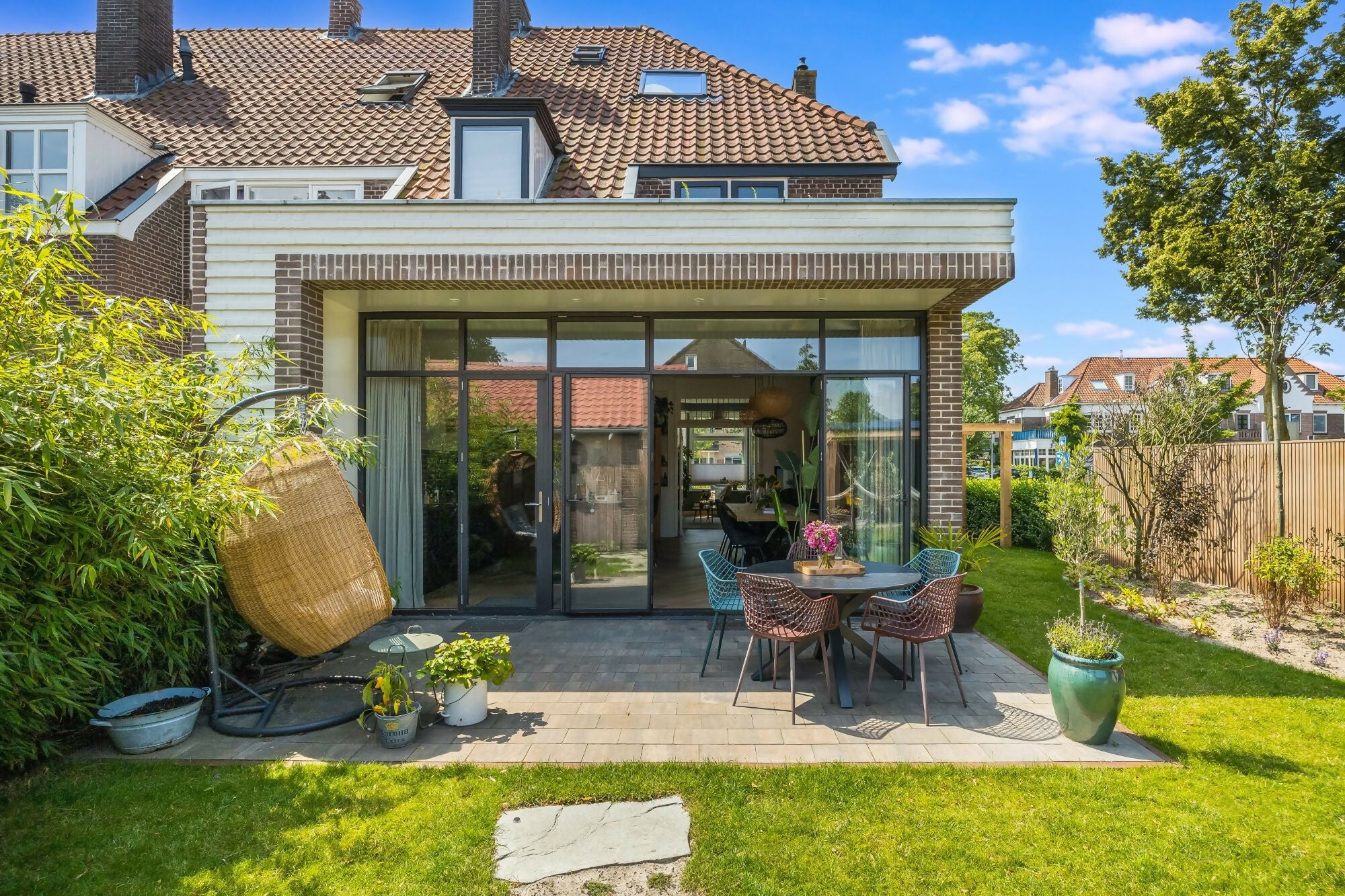 Monument met wit metselwerk in de aanbouw-JAREN 30 ARCHITECT-Aanbouw,Eetkamer,Exterieur,Keuken,Slaapkamer-OBLY