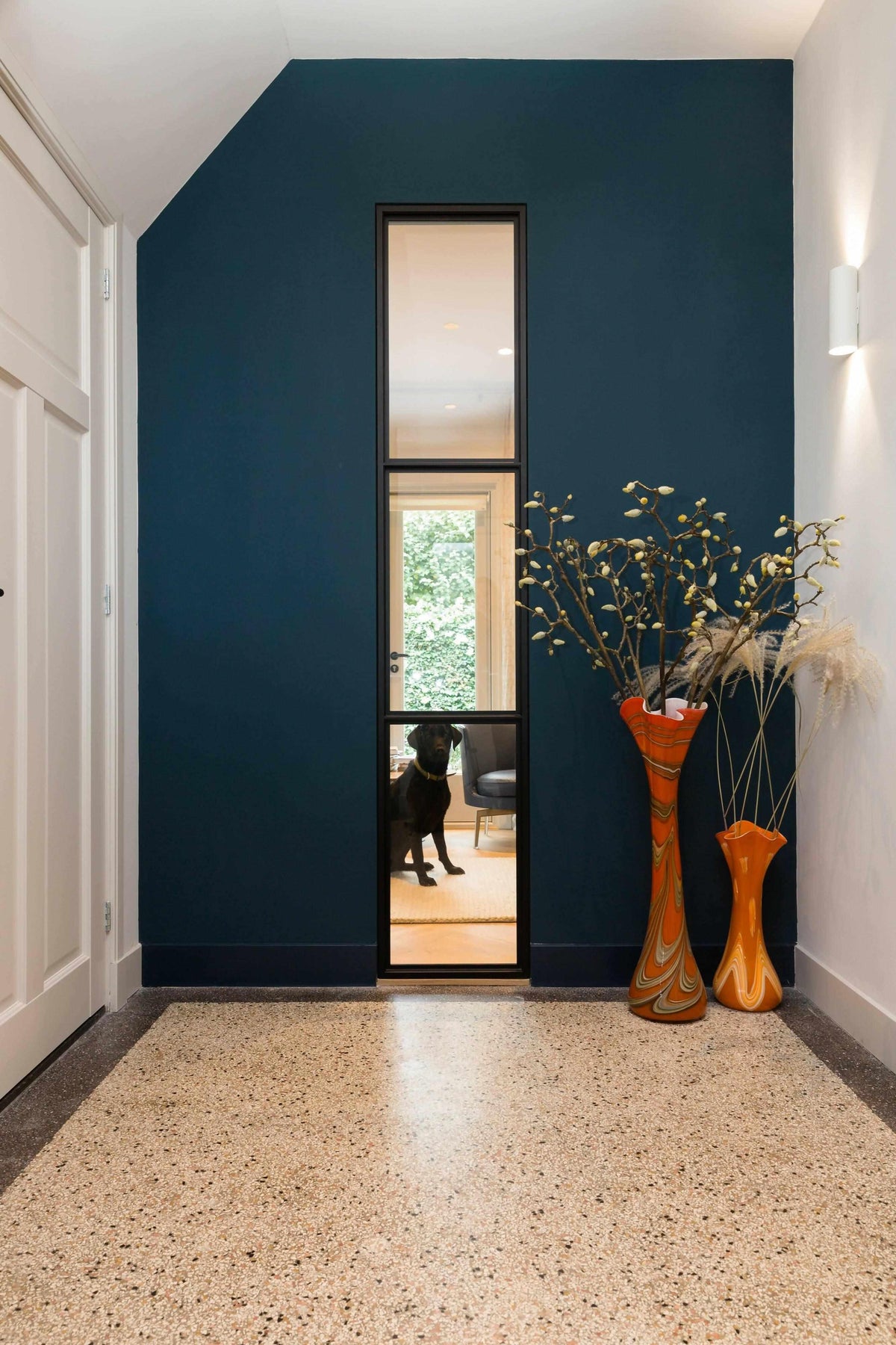 Mooi interieur met blauwe tinten-FOAM Architecten-lichte woonkamer interieur,moderne woning renovatie,moderne woonkamer,open woonkamer met keuken,Woonkamer,woonkamer met grote ramen-Mooi interieur met blauwe tinten-OBLY
