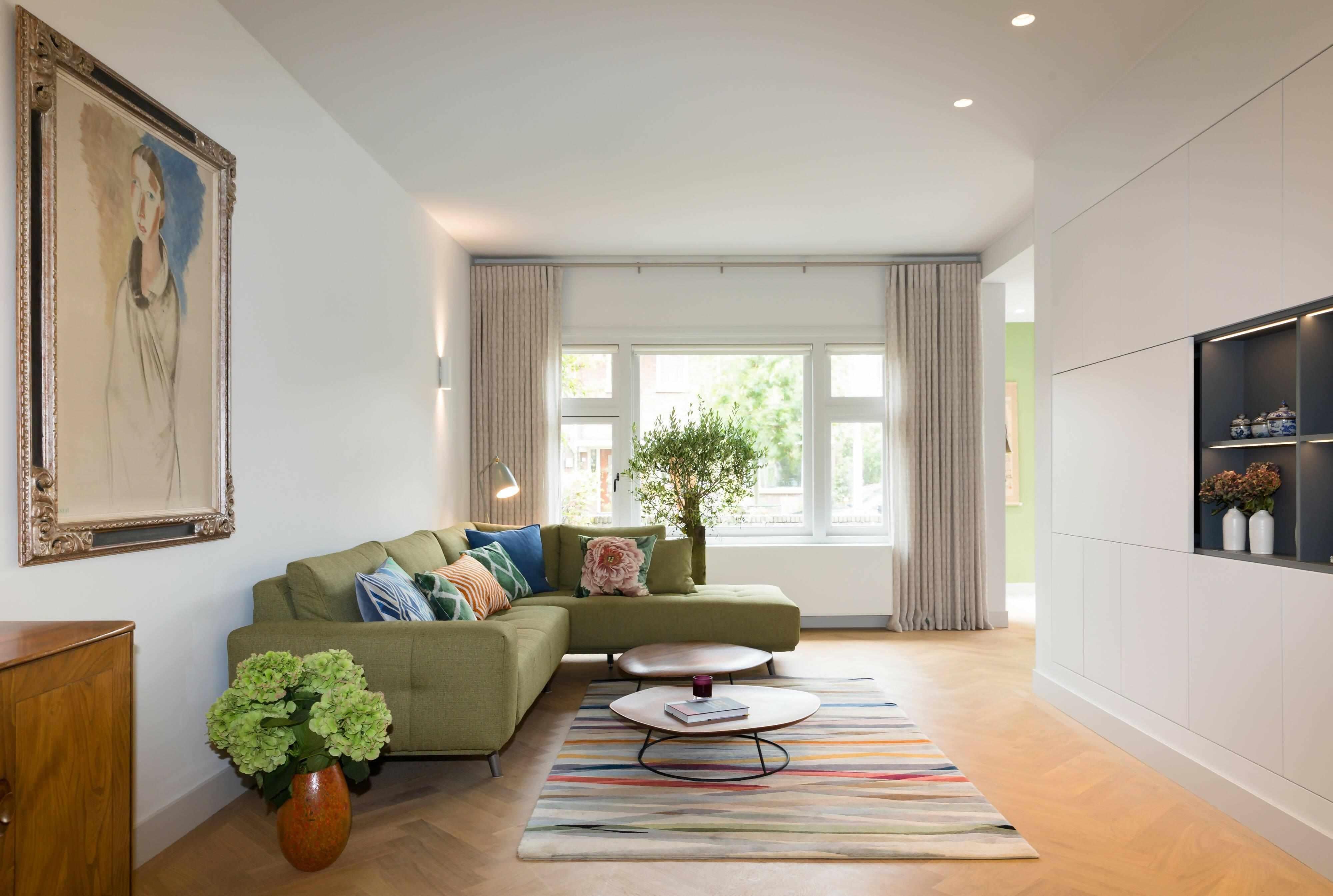 Mooi interieur met blauwe tinten-FOAM Architecten-lichte woonkamer interieur,moderne woning renovatie,moderne woonkamer,open woonkamer met keuken,Woonkamer,woonkamer met grote ramen-Mooi interieur met blauwe tinten-OBLY