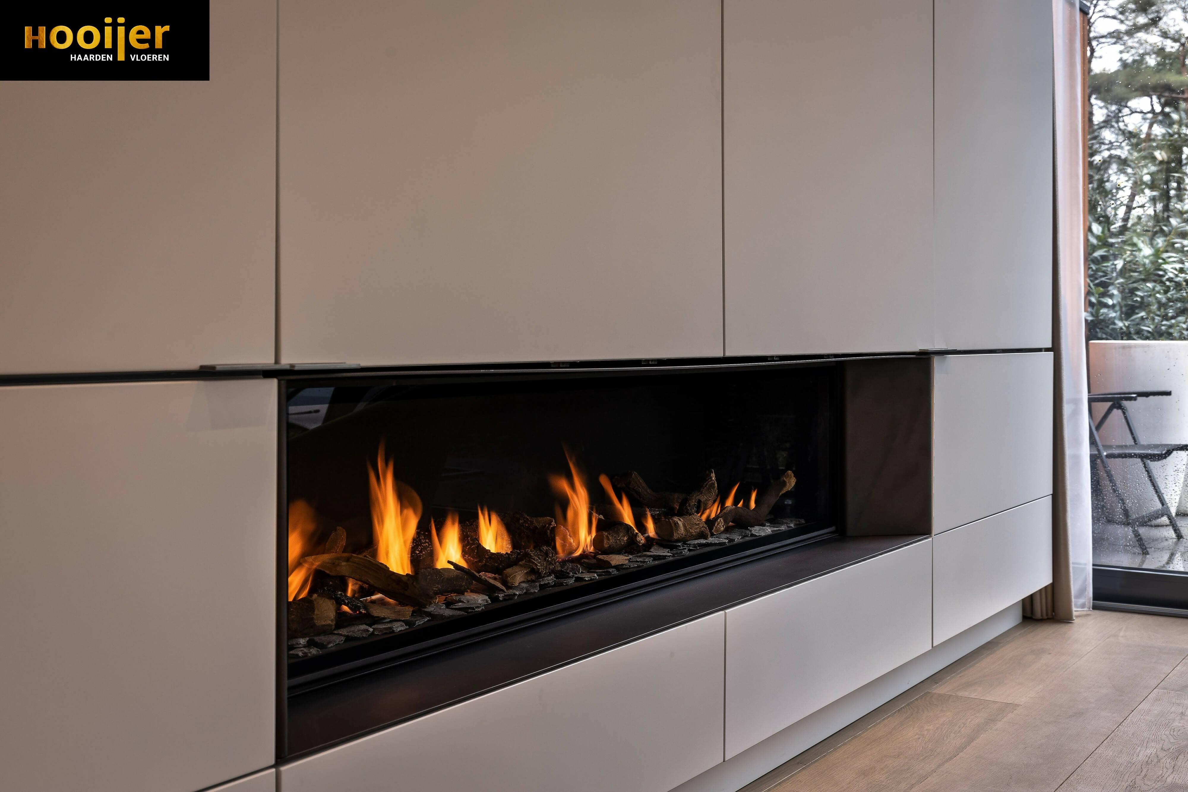 Mooi verlicht open haard-Hooijer-design haard,gashaard woonkamer,haard,haard wandmeubel,ingebouwde haard,moderne gashaard,woonkamer-Mooi verlicht open haard-OBLY