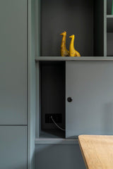 Multifunctionele loung & werkruimte-MIND interieur architectuur-interieur met stalen deuren,loungruimte interieur,luxe kitchenette,luxe thuiswerkplek,maatwerk kastwand,maatwerk meubelwand,maatwerk werkruimte,modern souterrain,multifunctioneel interieur,souterrain interieur,stalen schuifdeuren,thuiswerkplek inspiratie,Woonkamer,zit sta bureau-Multifunctionele loung & werkruimte-OBLY