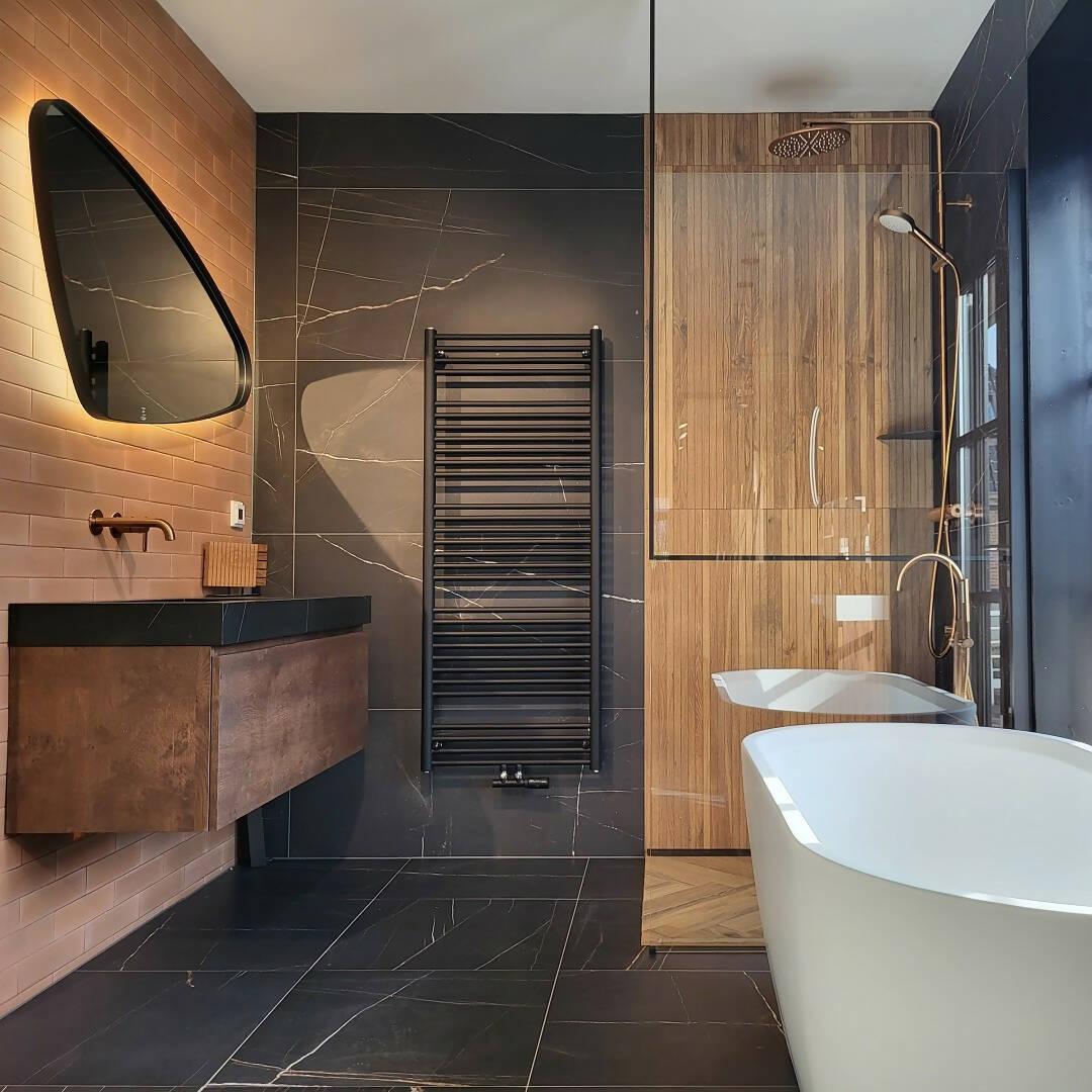 NERA - Kwalitatief, hoogwaardige designradiator-Instamat-Badkamer,design radiator badkamer,Designradiator,Elektrisch,luxe badkamer radiator,minimalistische radiator design,moderne verticale radiator,radiator met hoge warmteafgifte,radiator met horizontale buizen,radiator zwart badkamer,stijlvolle radiator interieur,wandradiator modern strak-NERA - Kwalitatief, hoogwaardige designradiator-OBLY