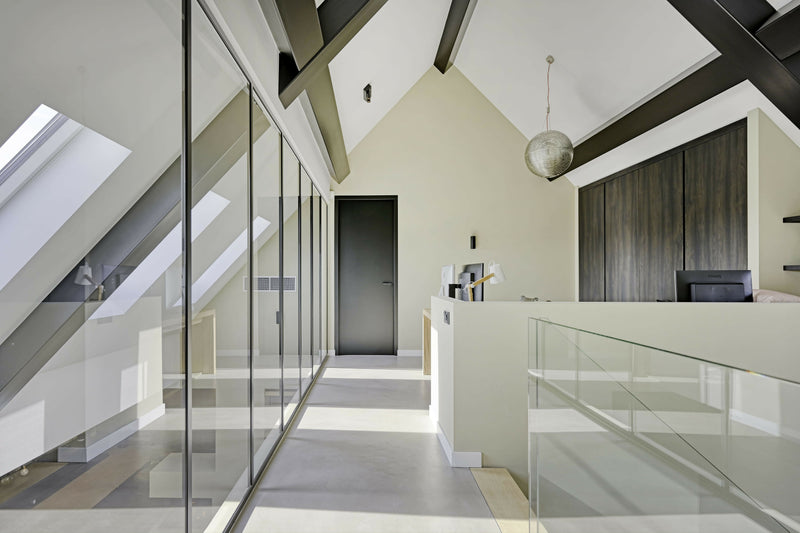 Naadloze gietvloer als basis voor modern wooncomfort-Berkers Vloeren-woonkamer-Naadloze gietvloer in modern interieur – strak, stijlvol en onderhouds-OBLY
