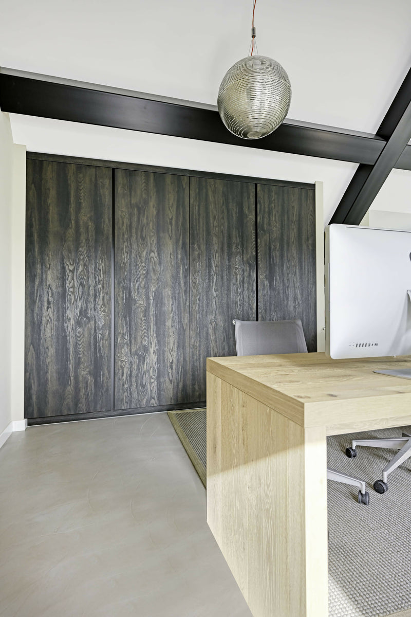 Naadloze gietvloer als basis voor modern wooncomfort-Berkers Vloeren-woonkamer-Naadloze gietvloer in modern interieur – strak, stijlvol en onderhouds-OBLY