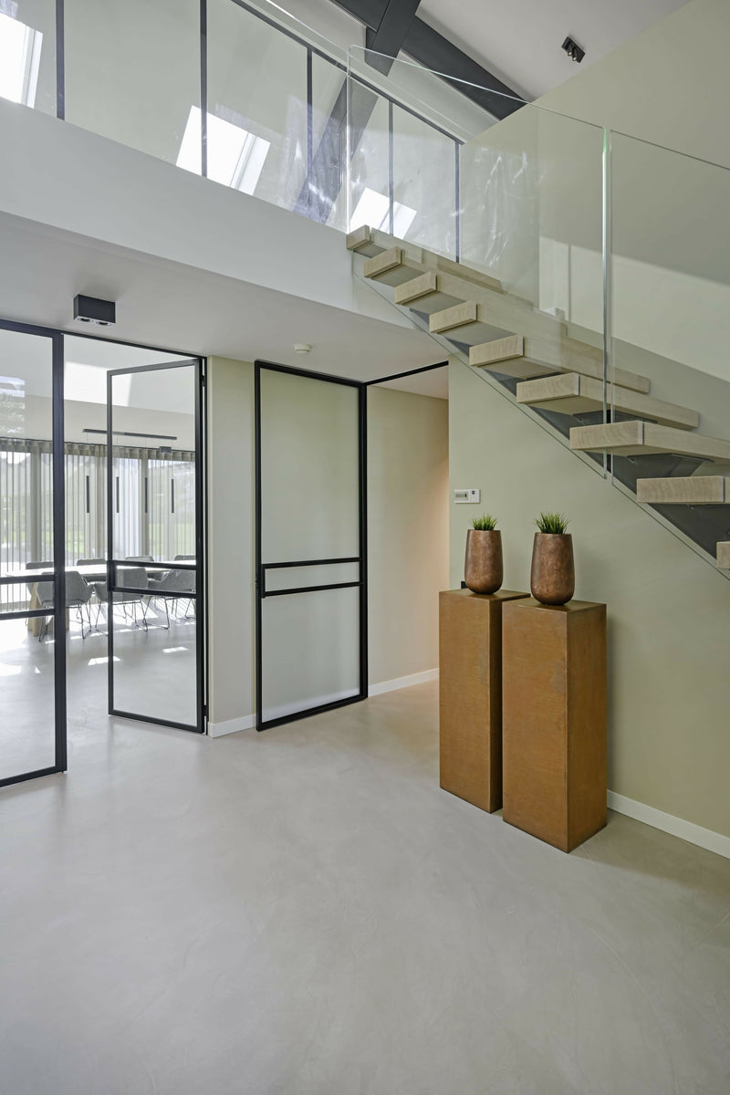 Naadloze gietvloer als basis voor modern wooncomfort-Berkers Vloeren-woonkamer-Naadloze gietvloer in modern interieur – strak, stijlvol en onderhouds-OBLY