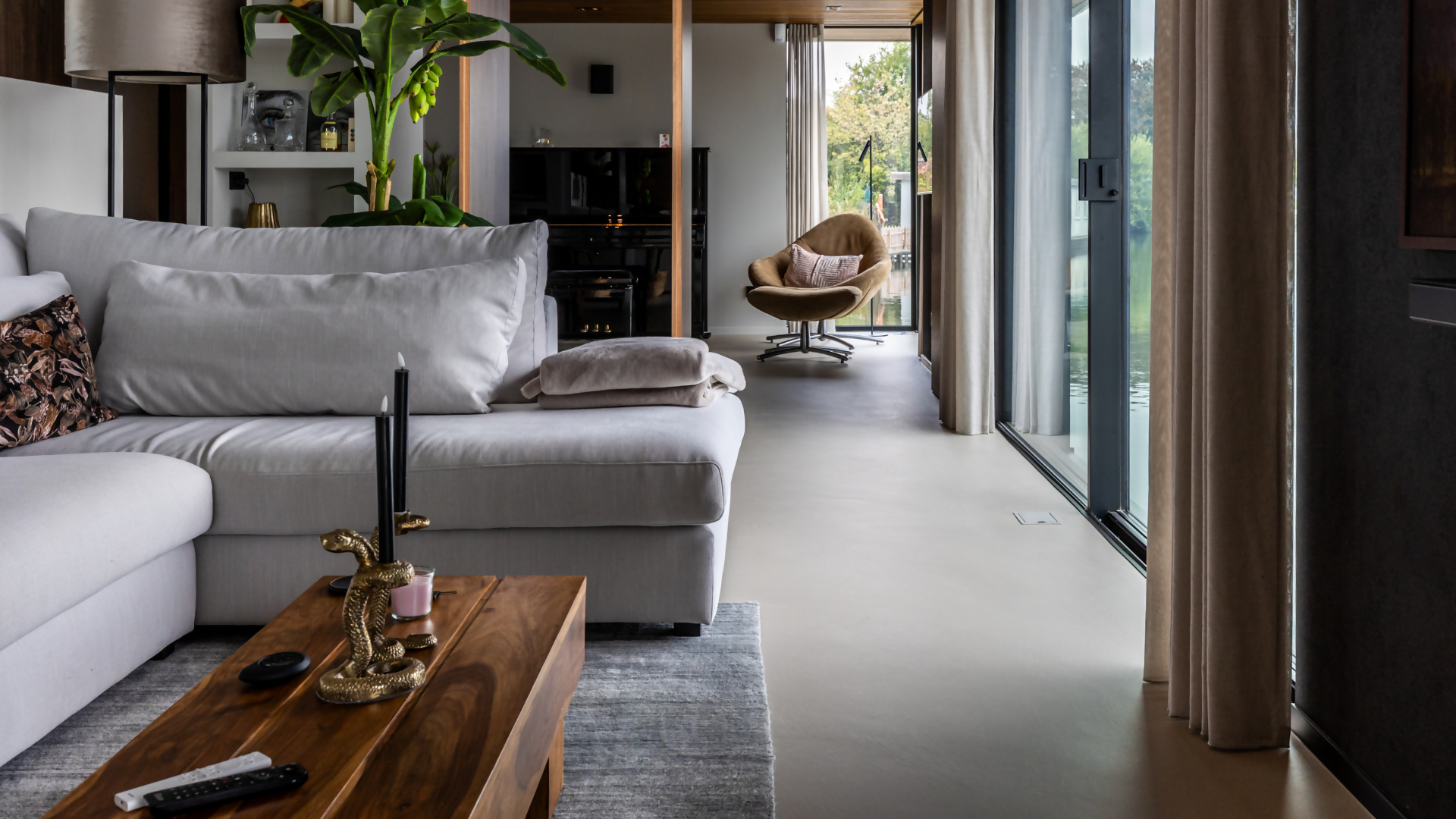 Naadloze vloer op woonboot-Motion gietvloeren-betonlook vloer,Entree,gietvloer badkamer,Hal,microcement vloer,moderne woonboot,naadloze vloer,onderhoudsvriendelijke vloer,Trap,woonboot interieur-Naadloze vloer op woonboot-OBLY