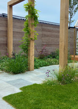 Nieuwbouw tuin in Weespersluis met pergola en speelse beplanting-GreenPien-groene nieuwbouw tuin,houten pergola tuin,moderne gezinstuin,nieuwbouw tuin,tuin,tuin weespersluis,tuinontwerp nieuwbouwwoning-Nieuwbouw tuin Weespersluis met pergola-OBLY