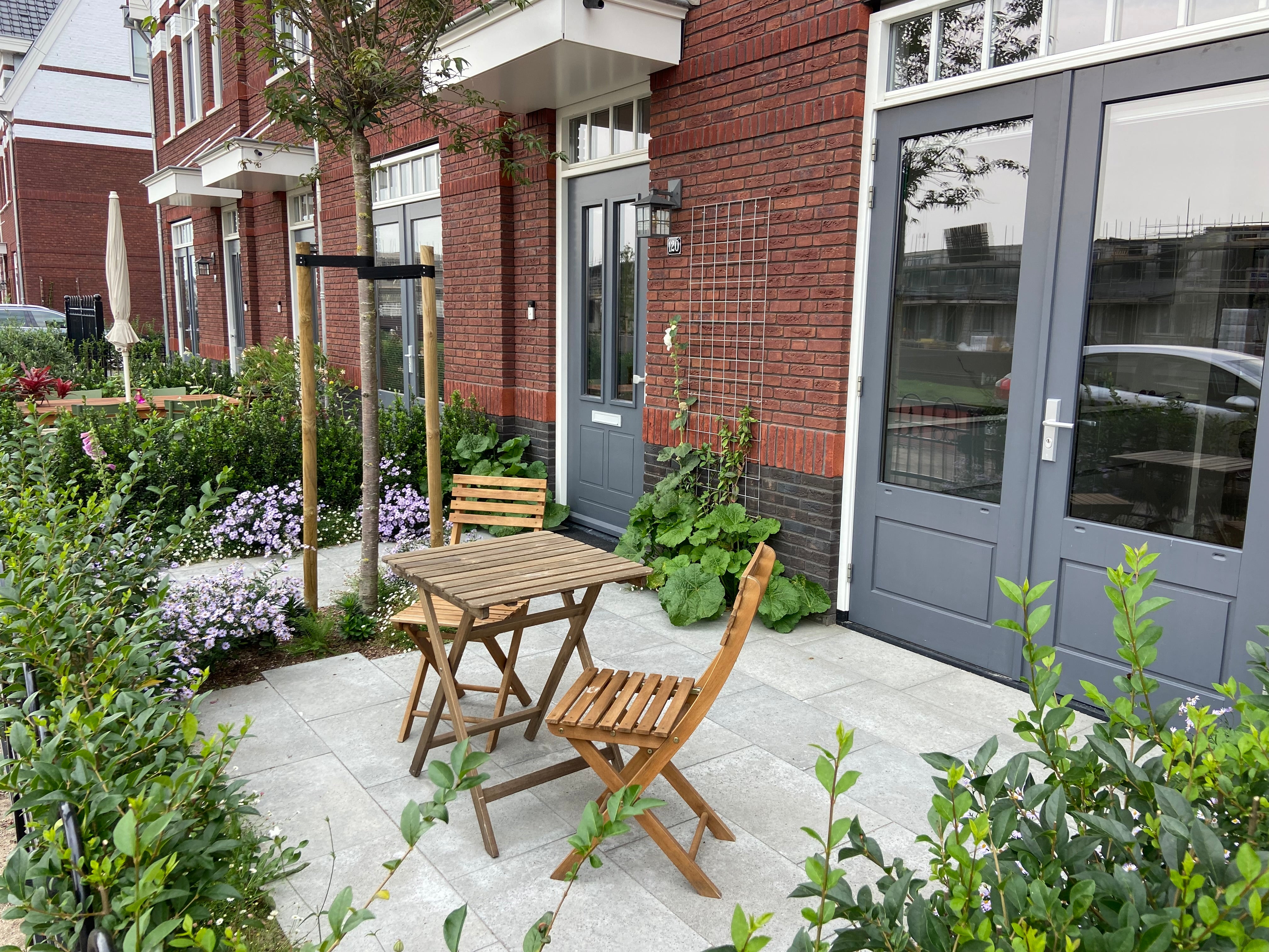 Nieuwbouw tuin in Weespersluis met pergola en speelse beplanting-GreenPien-groene nieuwbouw tuin,houten pergola tuin,moderne gezinstuin,nieuwbouw tuin,tuin,tuin weespersluis,tuinontwerp nieuwbouwwoning-Nieuwbouw tuin Weespersluis met pergola-OBLY