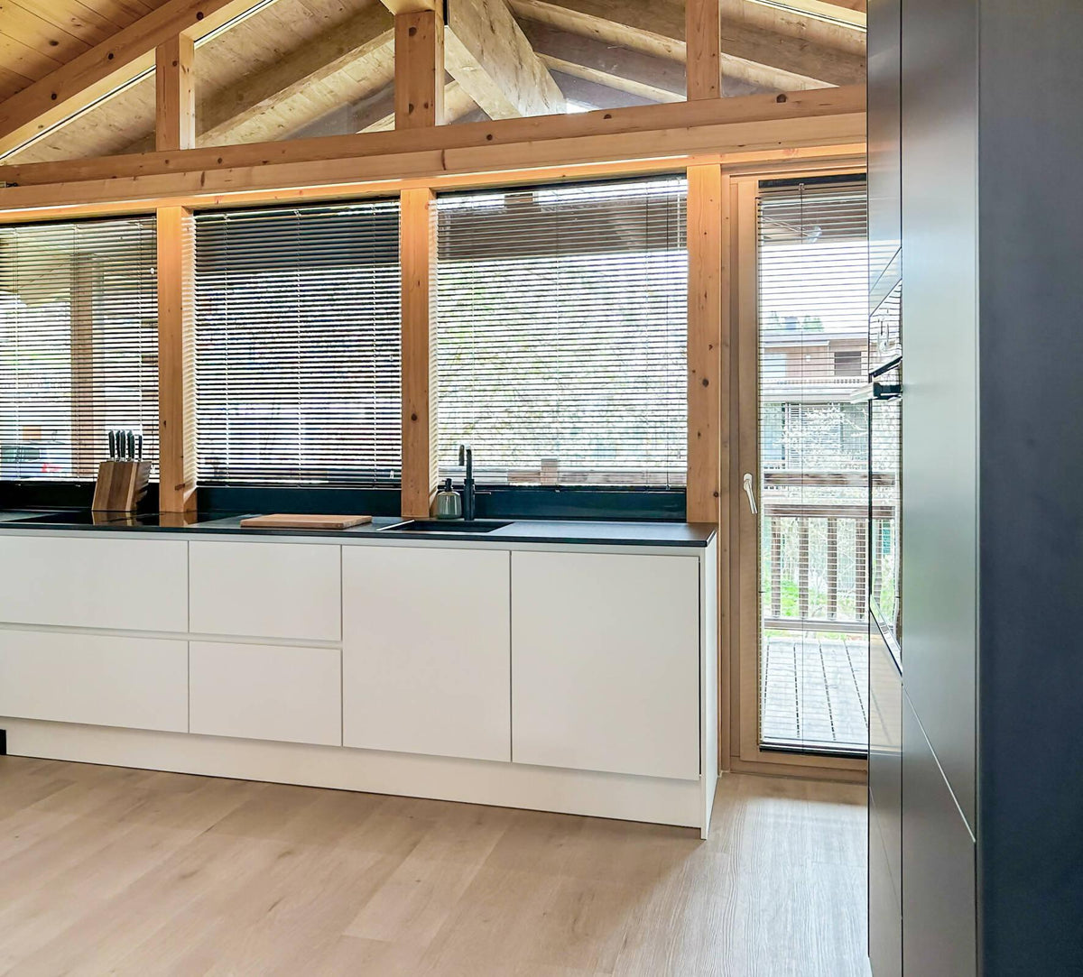 Oostenrijks chalet sfeervol gemoderniseerd-NIRA | designing interior life-Chalet,Interieur,Keuken,Modern chalet,Oostenrijk,Oostenrijks chalet,Wintersport woning,Woonkamer-Oostenrijks chalet sfeervol gemoderniseerd-OBLY