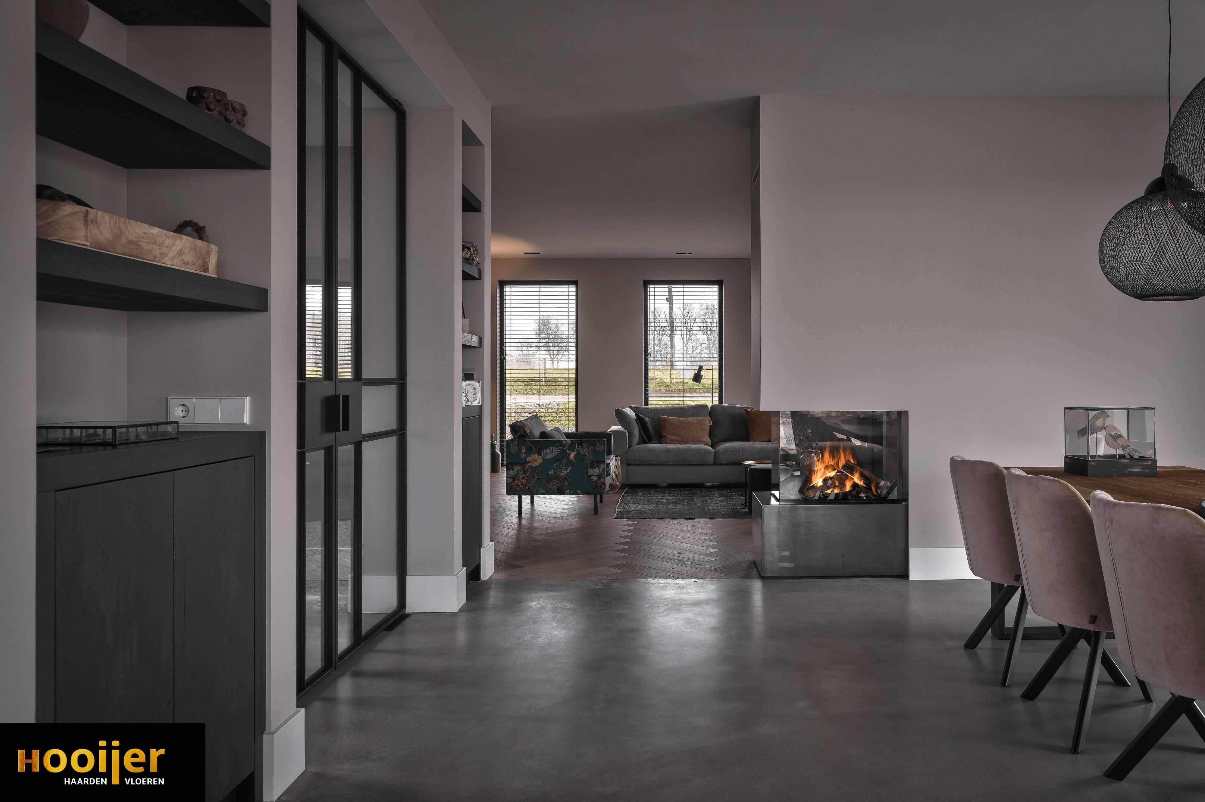 Open haard in donkere woonkamer-Hooijer-design haard woonkamer,gashaard interieur,haard,moderne haard,open haard woonkamer,roomdivider haard,woonkamer-Open haard in donkere woonkamer-OBLY