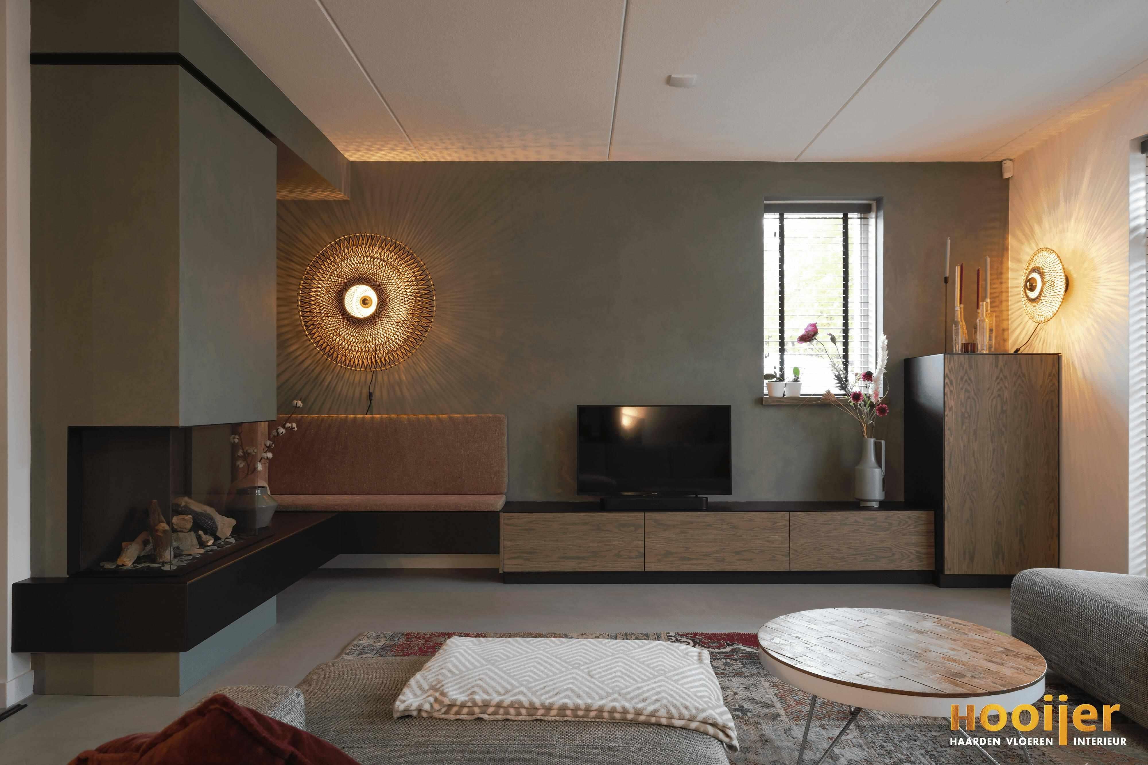 Open haard in kleurrijke woonkamer-Hooijer-design haard woonkamer,driezijdige haard,gashaard interieur,haard,haard met tv meubel,moderne haard,woonkamer-Open haard in kleurrijke woonkamer-OBLY