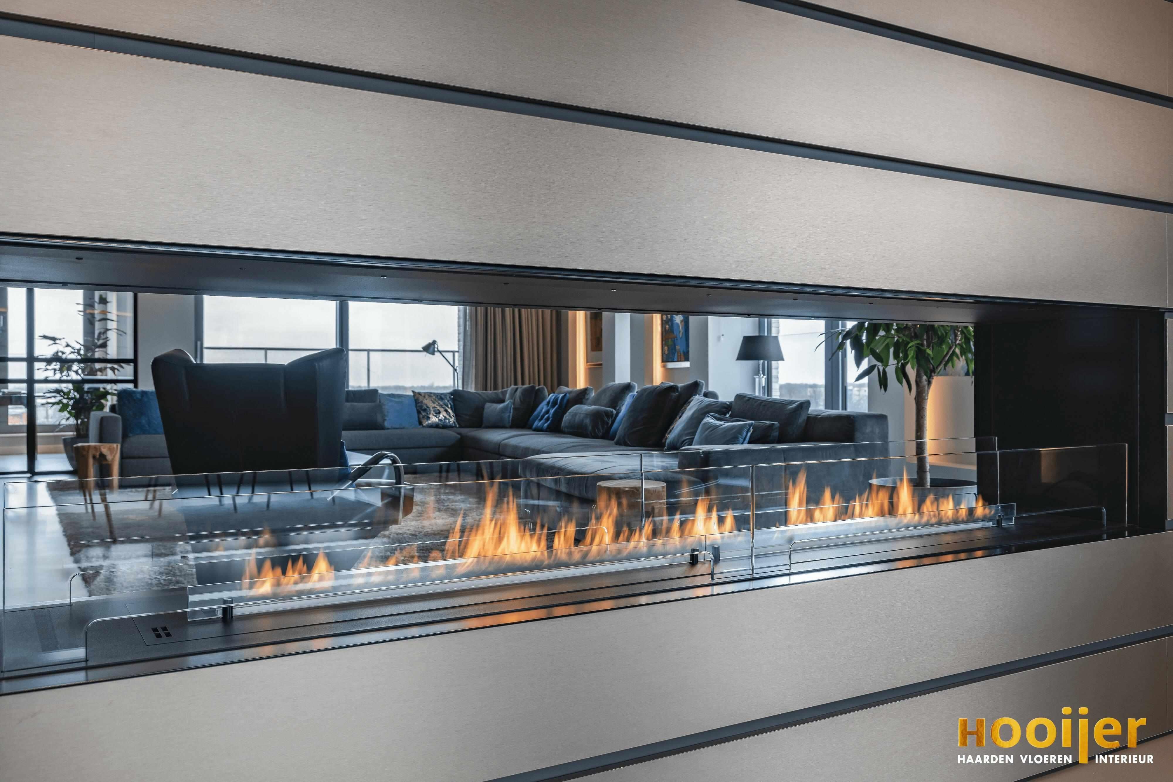 Open haard met kijk op woonkamer-Hooijer-bio ethanol haard,design haard woonkamer,doorkijkhaard,haard,lange haard interieur,moderne haard,woonkamer-Open haard met kijk op woonkamer-OBLY