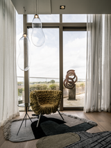 Open leefkeuken met binnen-buiten verbinding-Loom Architecten-binnen buiten verbinding,design keuken,Keuken,leefkeuken,luxe keuken,moderne woning,open plattegrond,warme materialen-Luxe leefkeuken met open plattegrond en maatwerk design-OBLY