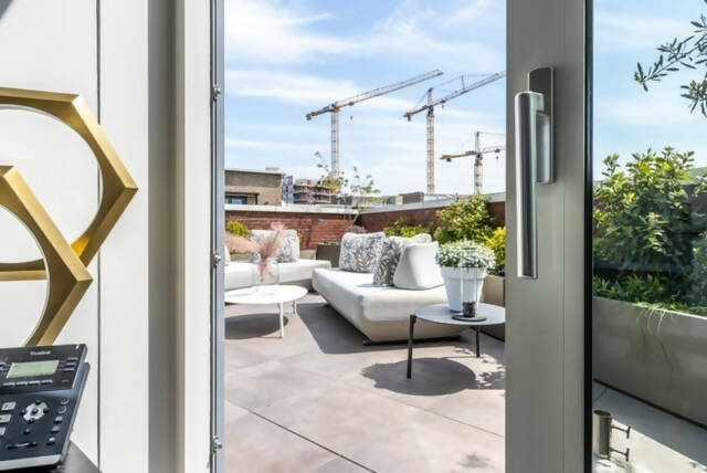 Penthouse met prachtig interieur-Huisvanbinnen-design verlichting keuken,elegant interieurdesign,hoogwaardig penthouse,lichte leefruimte,luxe appartement inrichting,luxe penthouse interieur,moderne woonkeuken,penthouse Diemen,stijlvolle woonkamer,Woonkamer-Penthouse met prachtig interieur-OBLY
