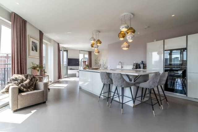 Penthouse met prachtig interieur-Huisvanbinnen-design verlichting keuken,elegant interieurdesign,hoogwaardig penthouse,lichte leefruimte,luxe appartement inrichting,luxe penthouse interieur,moderne woonkeuken,penthouse Diemen,stijlvolle woonkamer,Woonkamer-Penthouse met prachtig interieur-OBLY