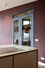 Penthouse met warme diepe kleuren-INGE BOUMAN INTERIEUR | ARCHITECTUUR-Woonkamer-Luxe penthouse interieur met donkere kleuren-OBLY