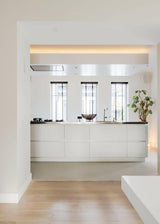 Pool house met gietvloer en douche-Glad Douche-badkamer,gietvloer badkamer,luxe poolhouse badkamer,moderne poolhouse inrichting,poolhouse met douche,strakke douche met gietvloer-Pool house met gietvloer en douche-OBLY
