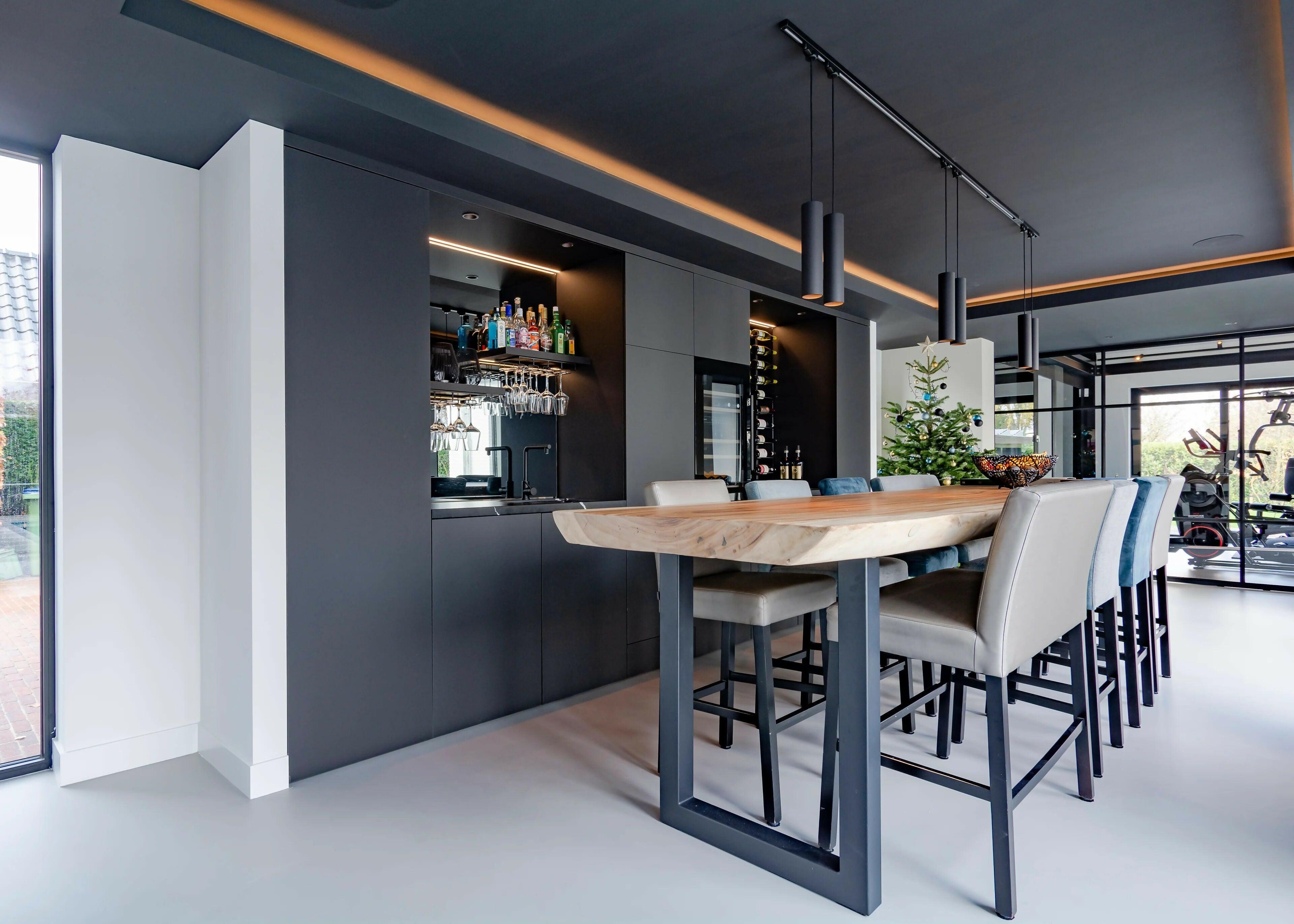 Poolhouse Bavel-Glad gietvloeren-design poolhouse interieur,luxe poolhouse interieur,modern poolhouse design,moderne wellness ruimte thuis,poolhouse met bar en sauna-Poolhouse Bavel – Luxe uitbreiding met Glad gietvloer & Glad Douche-OBLY