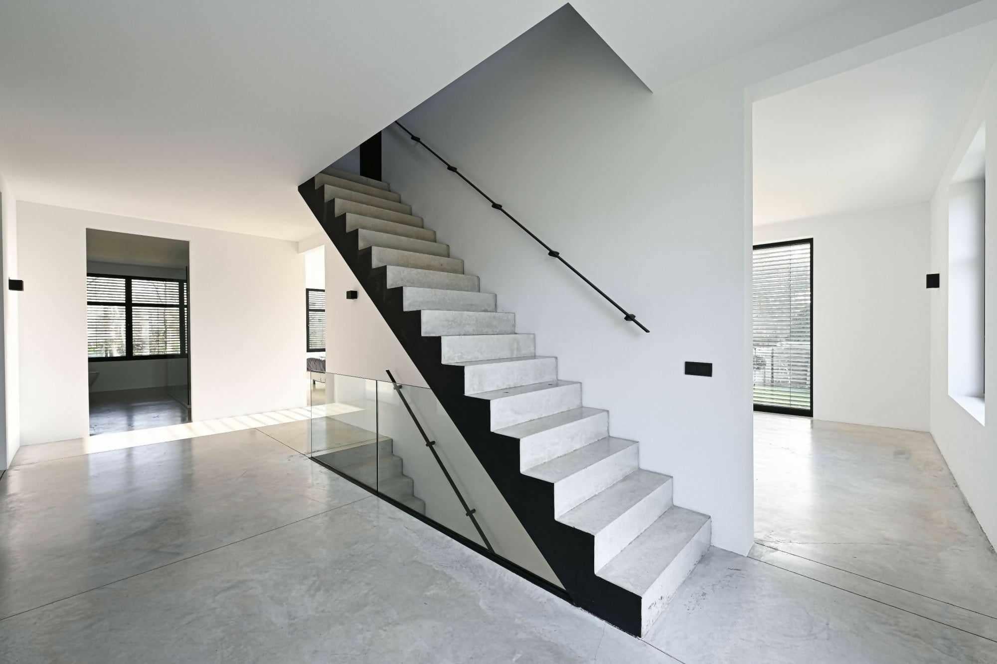 Prachtige balustrade in moderne woning-Overveld Glas-Entree,glazen balustrade interieur,glazen balustrade trap,glazen trapleuning,hal,moderne trap hal,Trap,trap met glaswand-Prachtige balustrade in moderne woning-OBLY