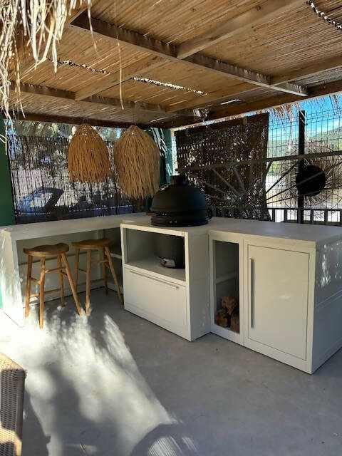 Prachtige buitenkeuken op Ibiza-BBQUBE-buitenkeuken Ibiza,exclusieve Ibiza sfeer,keramisch werkblad buitenkeuken,Keuken,luxe buitenkeuken inspiratie,moderne buitenruimte design,modulaire buitenkeuken,stijlvolle outdoor keuken,zomerse buitenliving-Prachtige buitenkeuken op Ibiza-OBLY