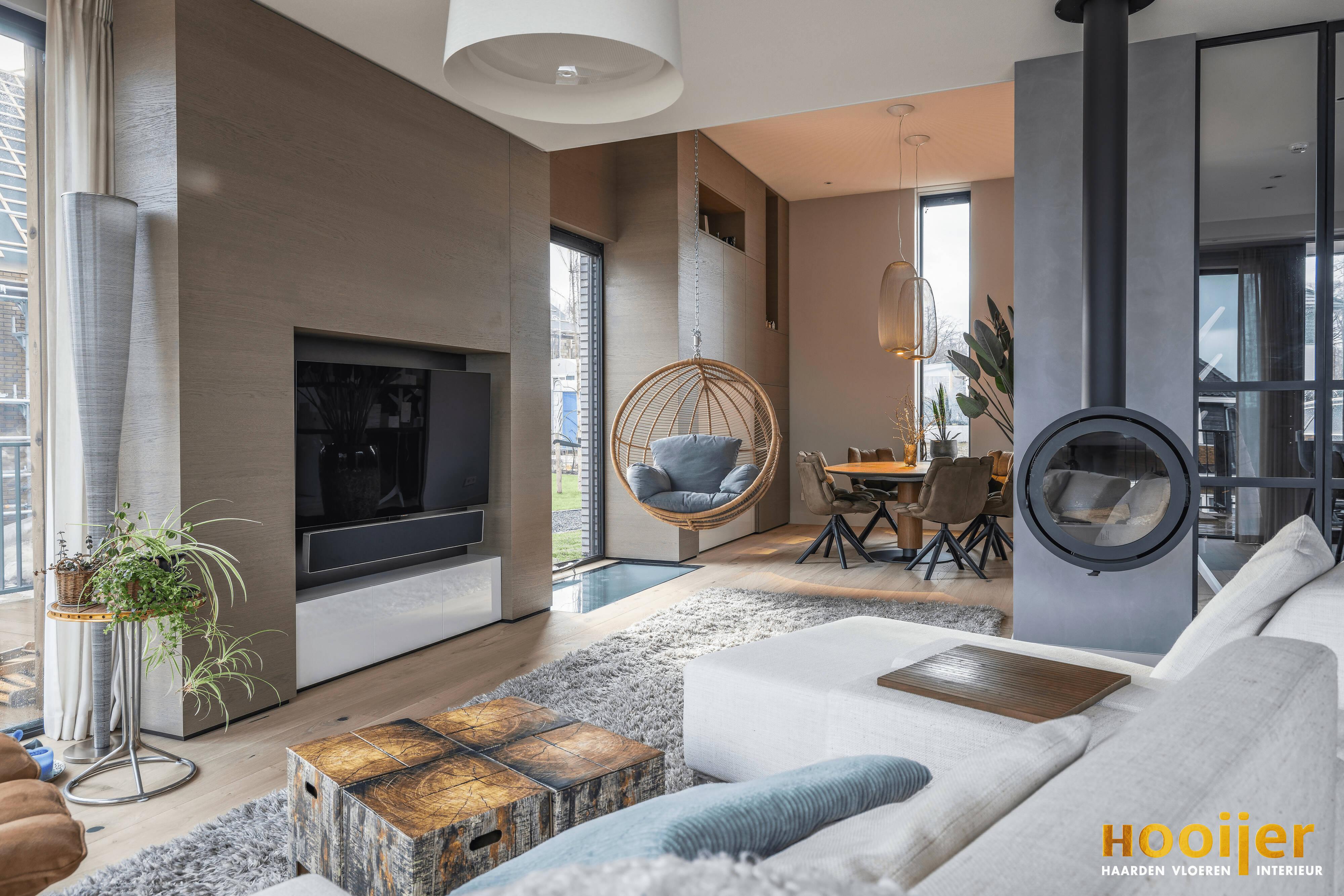 Prachtige hangende design kachel-Hooijer-design haard,haard,haard interieur,haard woonkamer,moderne haard,vrijstaande haard,woonkamer-Prachtige circulaire houtkachel-OBLY