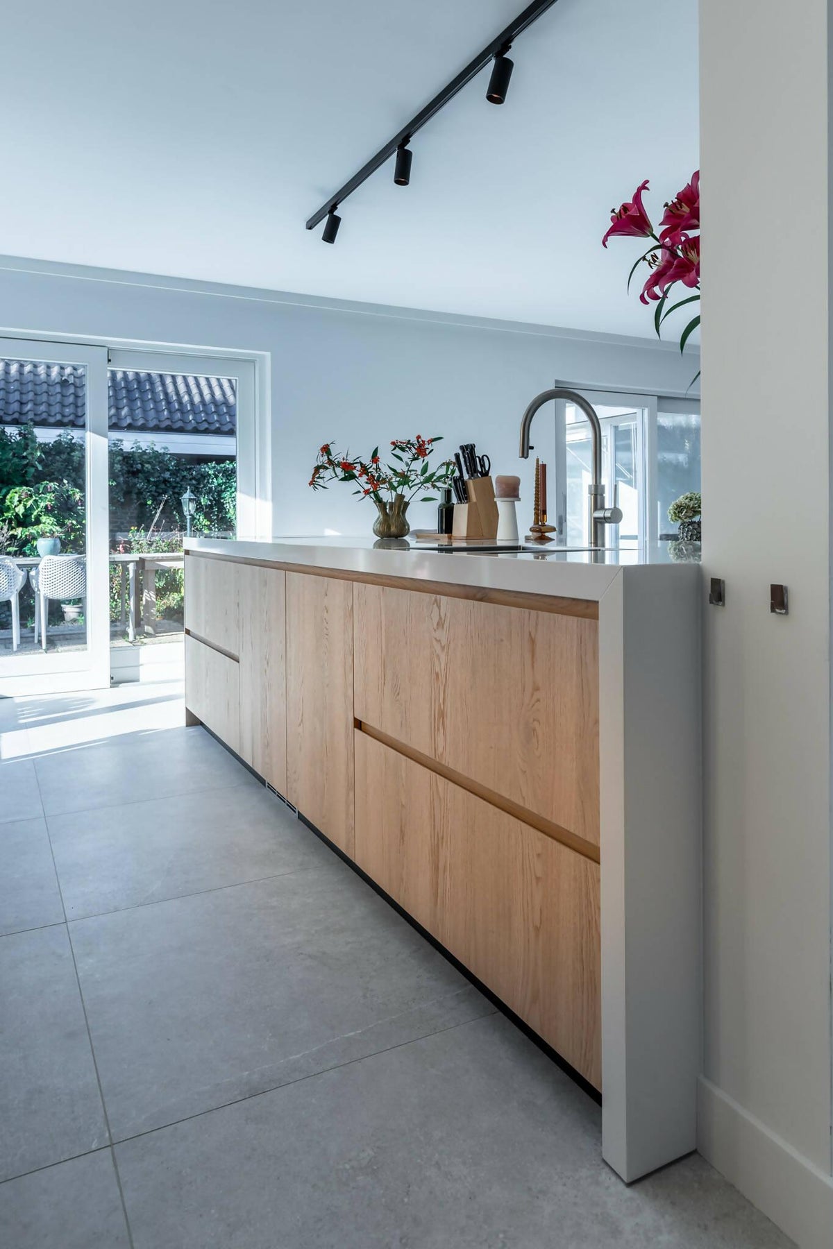 Prachtige keuken met stijlvol eiland-Huisvanbinnen-eigentijdse keukeninrichting,houten keukenfronten,Keuken,lichte keuken inspiratie,luxe keukenontwerp,maatwerk keuken,minimalistische keukenstijl,moderne woonkeuken,open keuken met eiland,stijlvolle eilandkeuken-Prachtige keuken met stijlvol eiland-OBLY