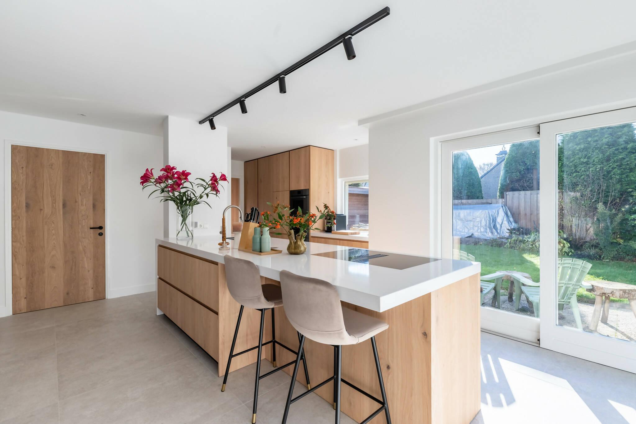 Prachtige keuken met stijlvol eiland-Huisvanbinnen-eigentijdse keukeninrichting,houten keukenfronten,Keuken,lichte keuken inspiratie,luxe keukenontwerp,maatwerk keuken,minimalistische keukenstijl,moderne woonkeuken,open keuken met eiland,stijlvolle eilandkeuken-Prachtige keuken met stijlvol eiland-OBLY